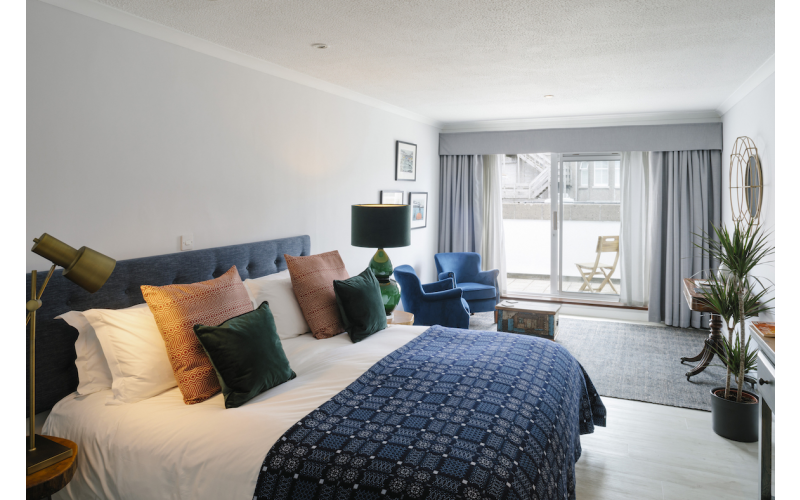 E 17/10 (MD) Win a threenight stay at Merchants Manor worth £600